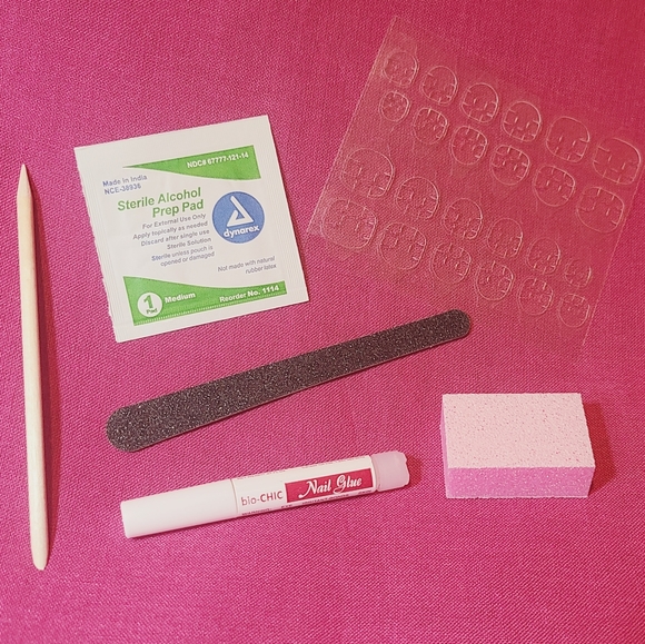 Press-on nails - Picture 2 of 3